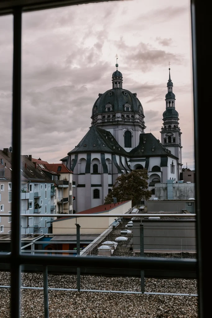 Der Blick vom Fenster auf den Stift Haug in Würzburg